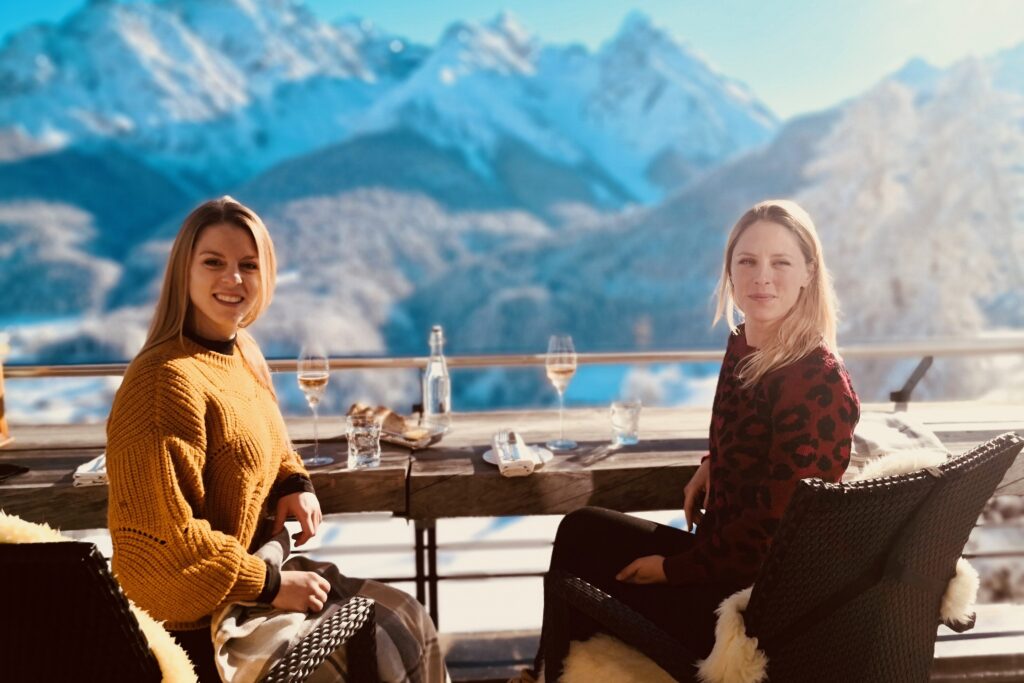 Fabia und Laura Löw trinken Kaffee, im Hintergrund Berge